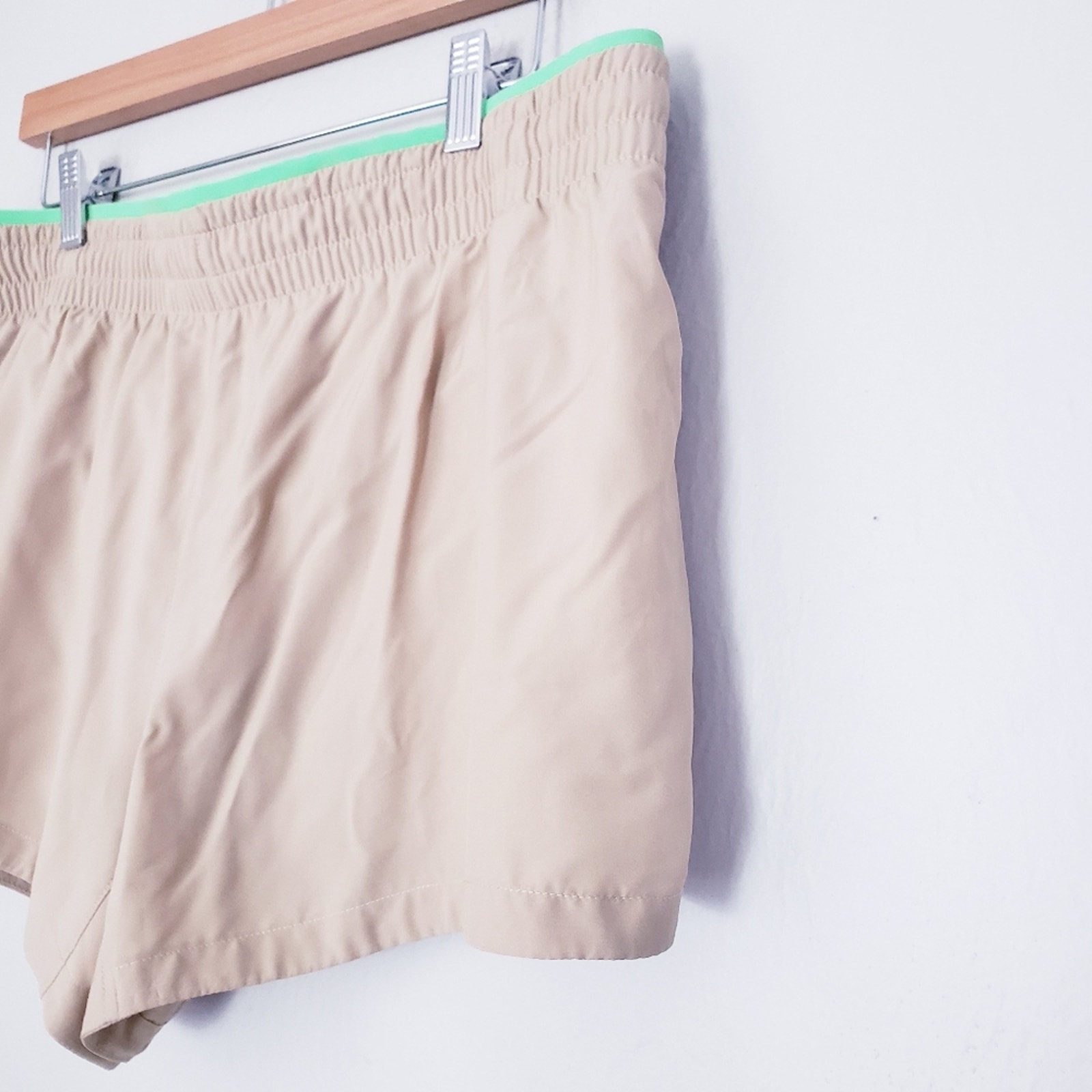 Nwt Fabletics Breathe Hali Run Shorts 3.5" Split Side Recycled Tan Xl — image 4 of 8